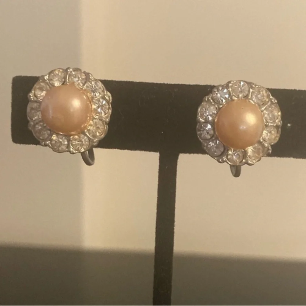 Golden pearly center with rhinestone outside. Earring with screw backs
